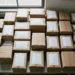 分拣台上密集堆叠的无面单小包裹